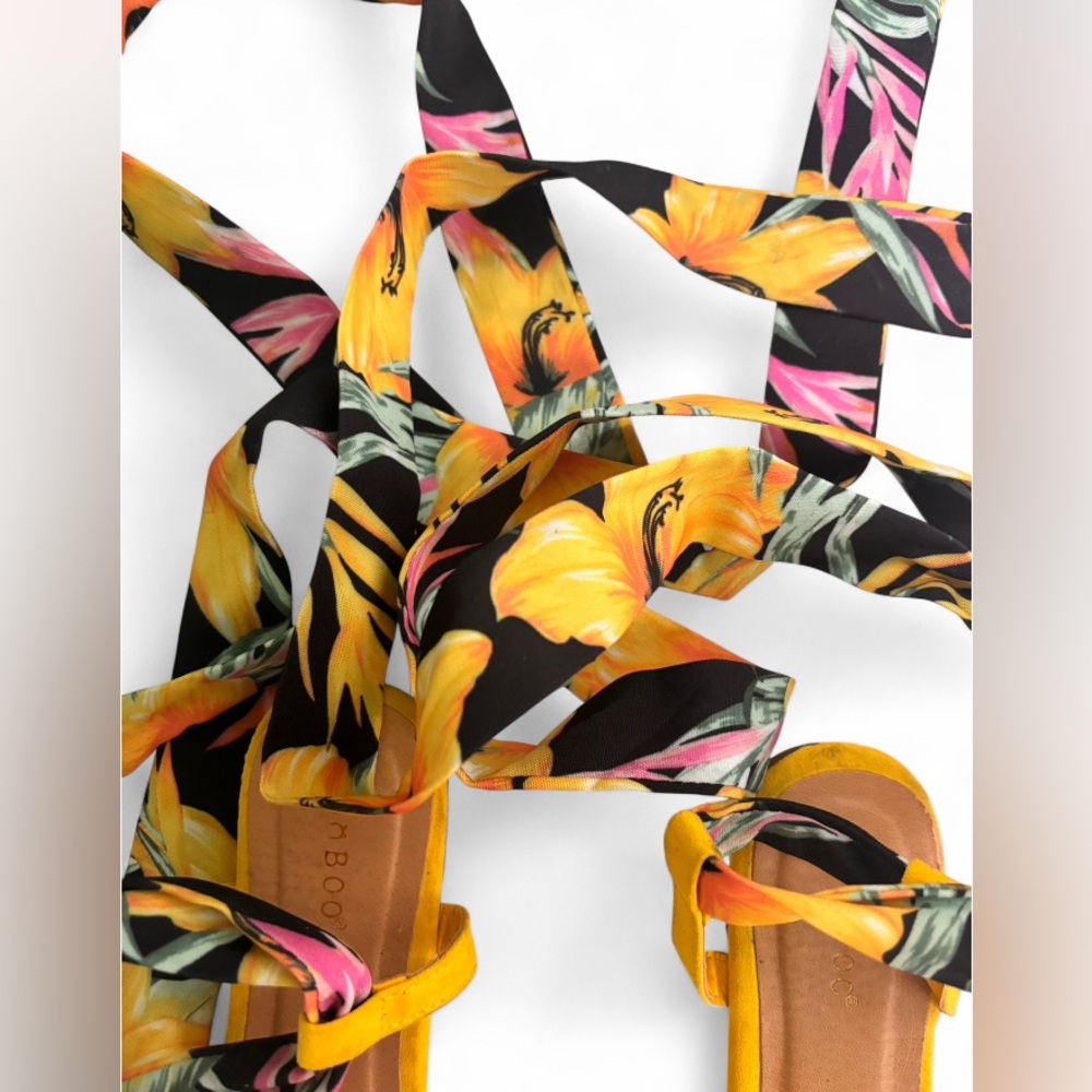 Bamboo Yellow and Tan Sandals with Floral Hibiscus Straps Women’s Size 8 - Picture 3 of 4